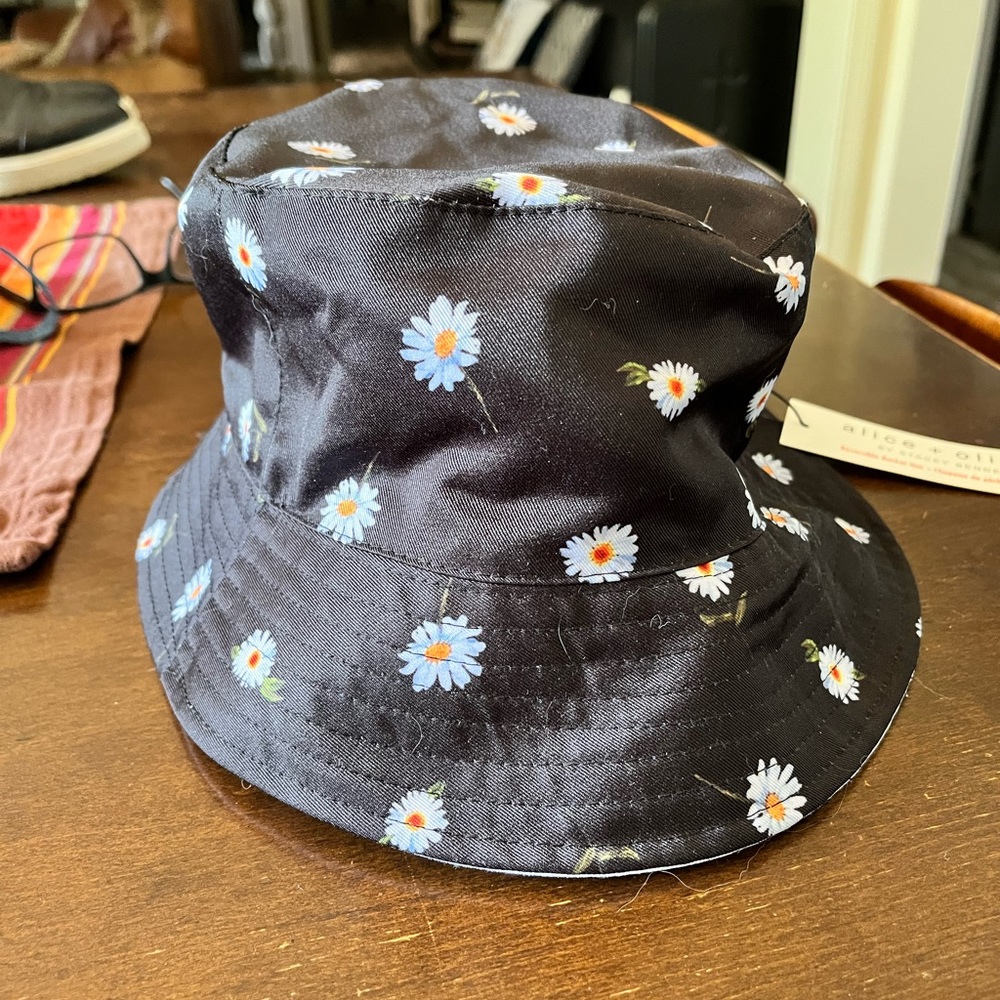 alice + olivia Bucket hat - Picture 2 of 5
